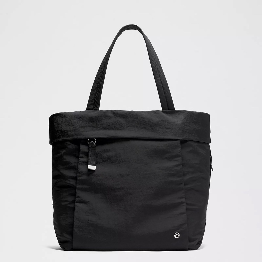 NWT . NEW lululemon 27.5L On My Level Carryall Tote Bag Black w Silver hardware